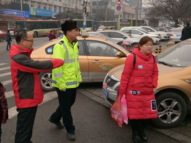 這些違停車輛當(dāng)了公交車的道