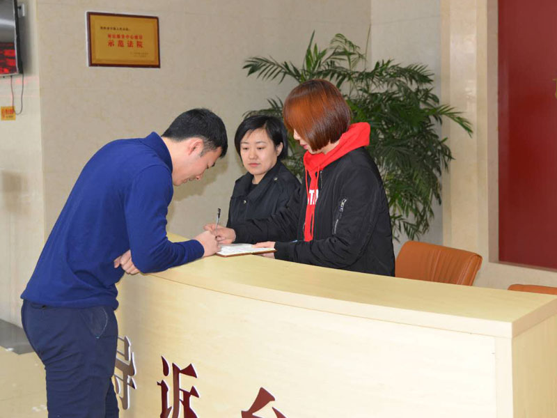 圖二，記者和導(dǎo)訴臺(tái)工作人員一起指引市民查詢信息