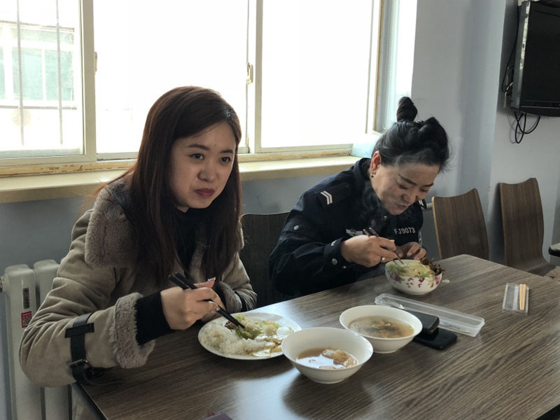 圖八 記者在食堂和民警一起吃午餐