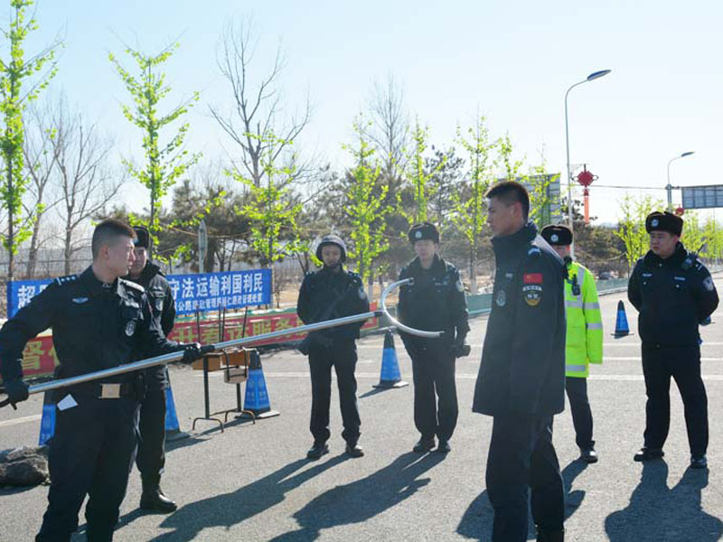 示范警械使用動作