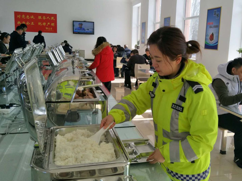 圖三：記者來到交警支隊的食堂，同大家一起共進午餐