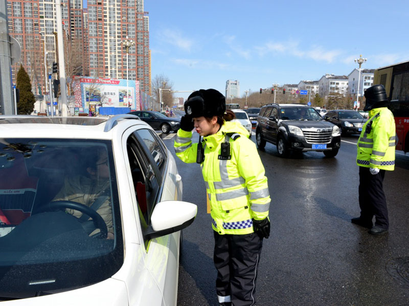 圖四：記者（左一）跟隨民警來到路面，進行車輛截查