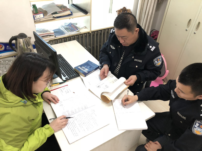 （圖三）記者和民警一起邊學(xué)邊研判案件