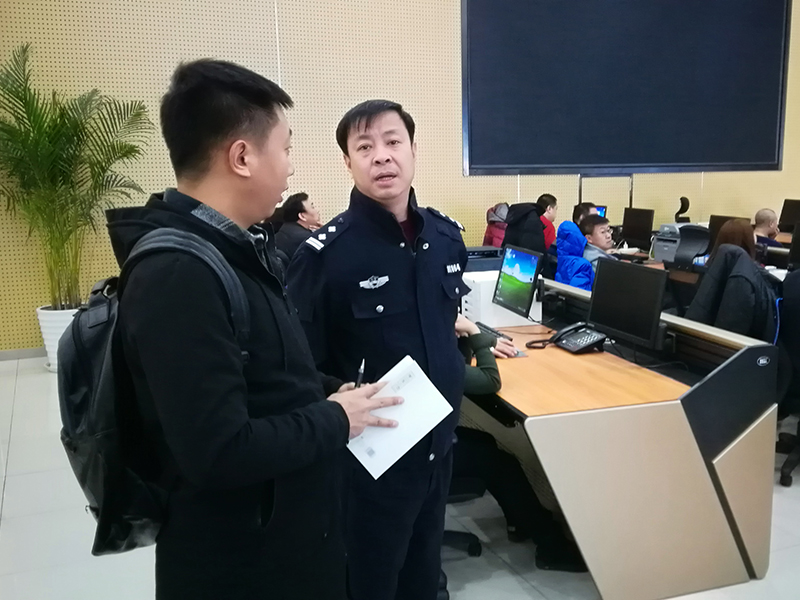 民警向記者介紹社會(huì)治理應(yīng)急聯(lián)動(dòng)指揮中心工作