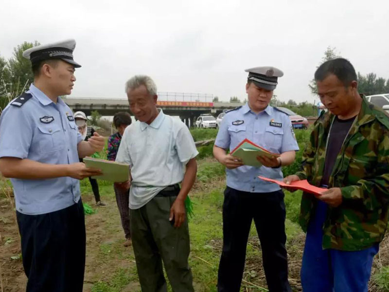 交警向市民宣傳文明出行