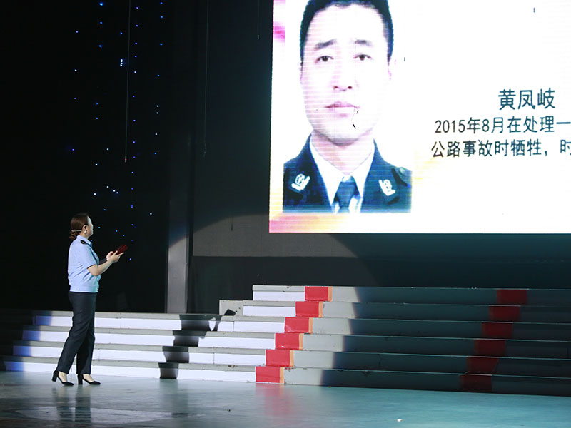 （圖九）因公犧牲民警黃鳳岐的女兒黃珊在追憶自己去世的父親，一代代使命的傳承就是對先烈在天之靈最好的告慰