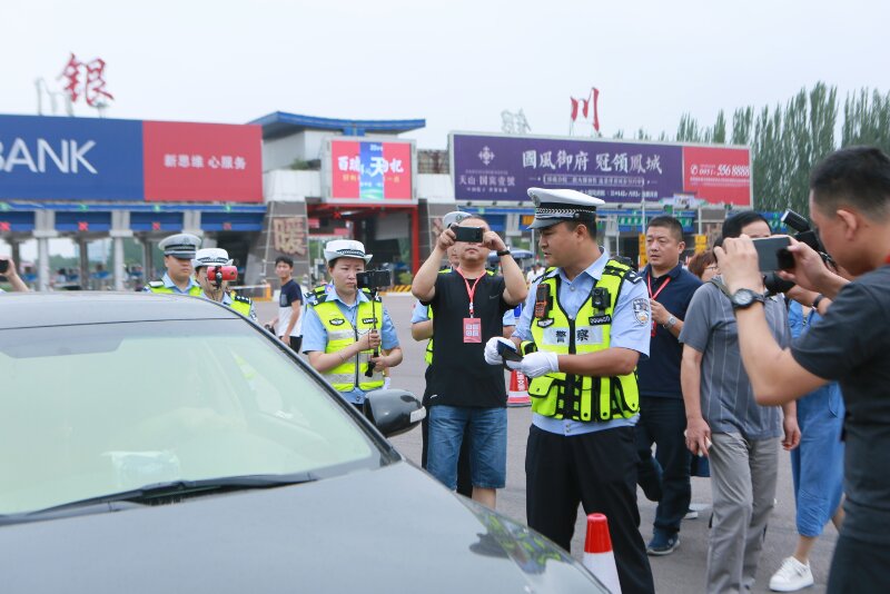記者在寧夏回族自治區(qū)銀川東收費(fèi)站采訪