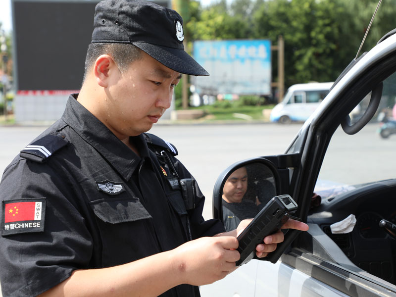 巡特警在高速路口點位對過往車輛進行檢查