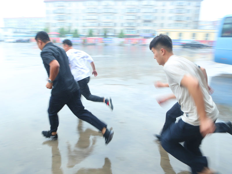 壓題（放大）民警抓捕毒販現(xiàn)場