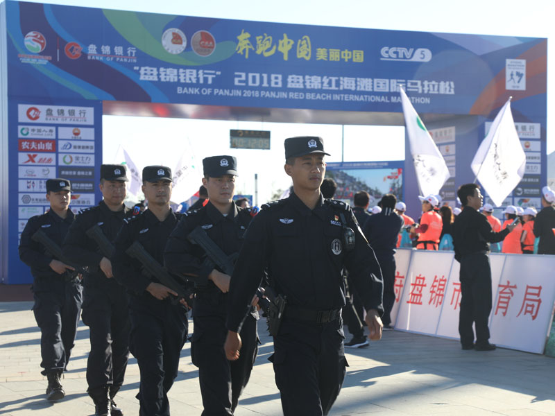 9月22日上午，2018盤錦紅海灘馬拉松鳴槍開跑,盤錦市公安局巡特警支隊(duì)在賽場(chǎng)周邊加強(qiáng)巡邏力度和巡邏頻次，確保比賽秩序平穩(wěn)可控。 張鐸 本報(bào)記者孫碩辰