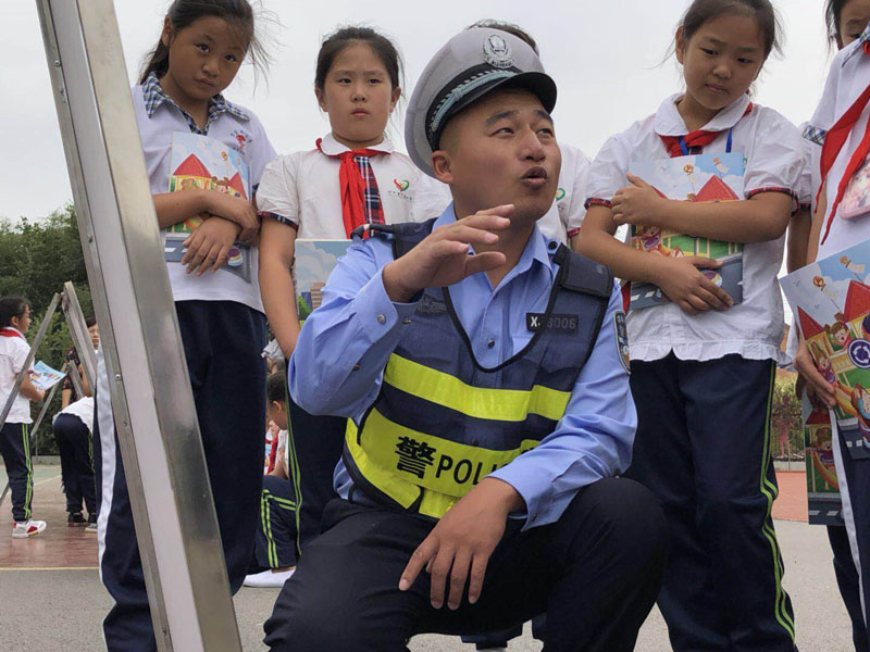 燈塔市公安局交警大隊民警為小學(xué)上普及交通安全知識