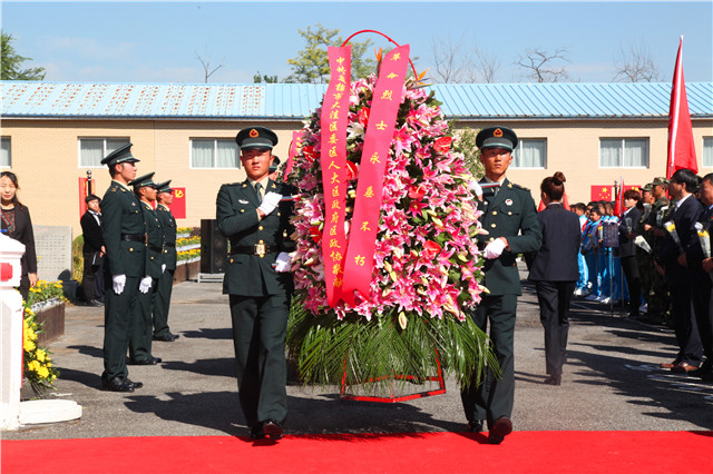 武警禮兵向烈士紀(jì)念碑敬獻(xiàn)花籃