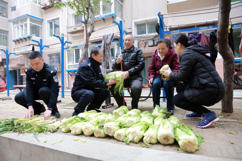 民警與盲人大院居民親如一家人