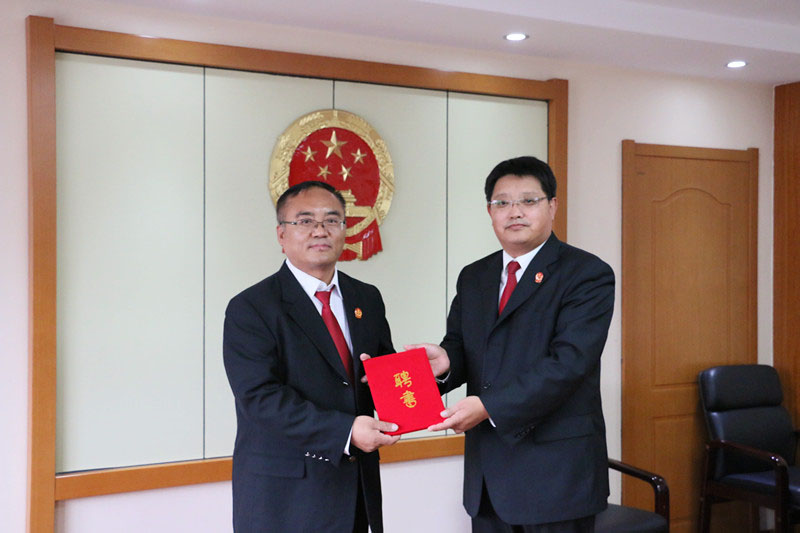錦州市太和區(qū)人民法院黨組書(shū)記、院長(zhǎng)康贏健(右)為新任法官導(dǎo)師頒發(fā)了聘書(shū)
