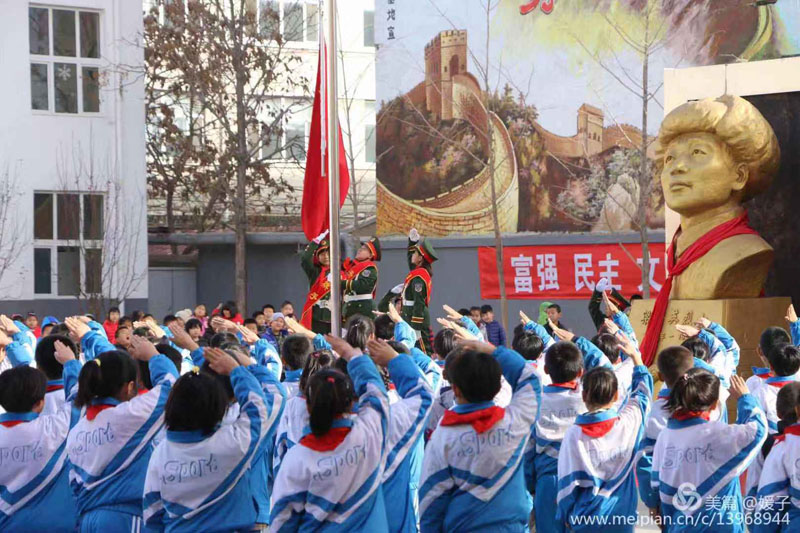 錦州市古塔區(qū)士英小學(xué)的晨讀憲法活動。特約記者 孫松玲 本報記者 蔡冰 攝