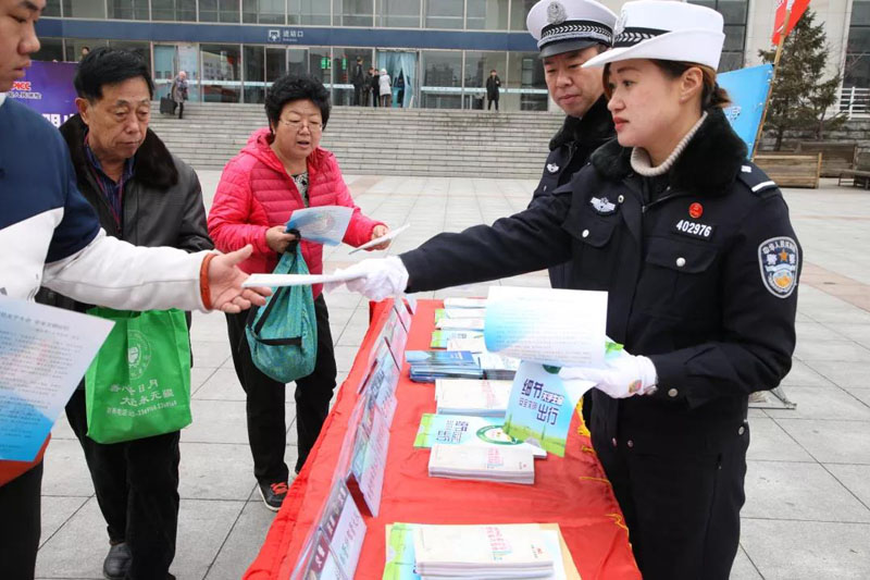 撫順交警正在發(fā)放交通安全宣傳手冊