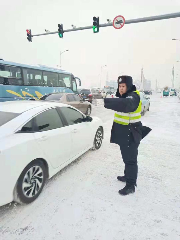 撫順交警早高峰前走上崗位