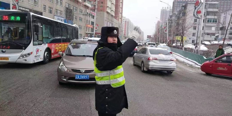 撫順交警正在指揮車輛