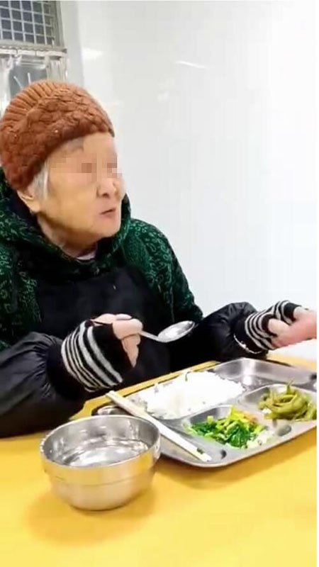 老人正在吃飯