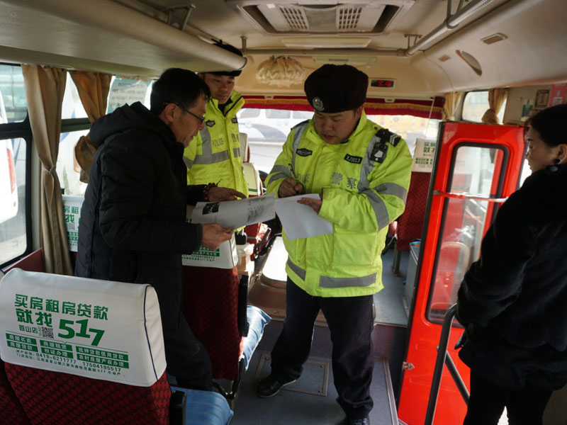 遼陽縣交警對客運車輛進行安全檢查