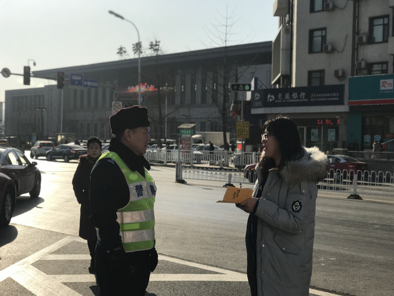 馮林在向記者介紹該路段的情況