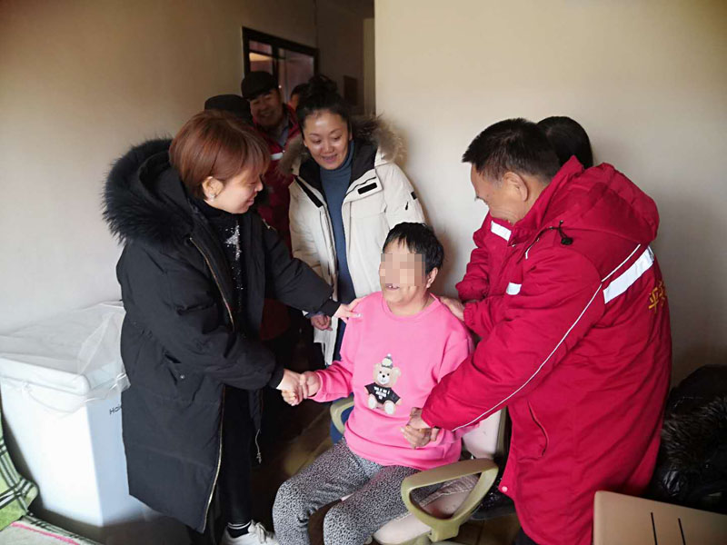 張娜（左一）、王春梅看望癱瘓居民