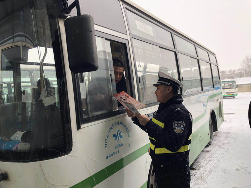 民警向客運車輛司機宣傳雪天出行注意事項