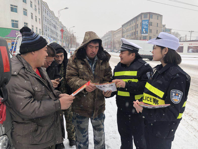 民警來往行人宣傳雪天出行安全知識