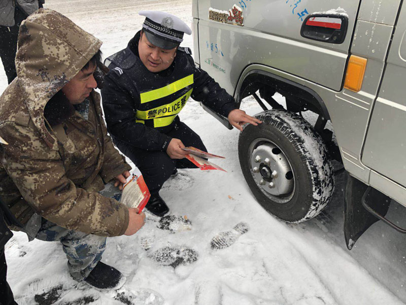 民警檢查車輛輪胎