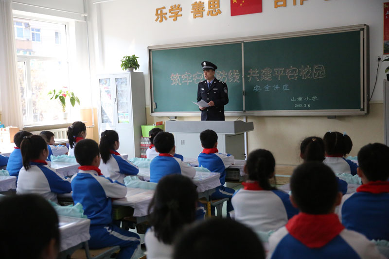 民警給學(xué)生上法治教育課