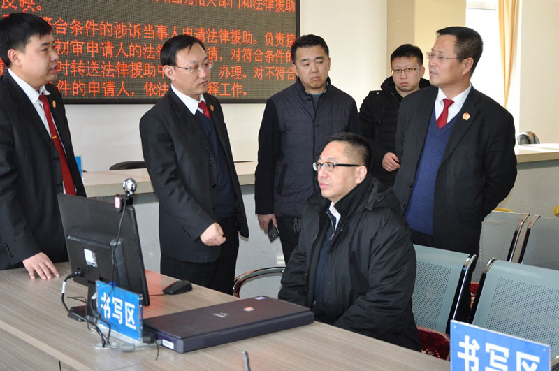 北鎮(zhèn)法院黨組書記、院長張春風(fēng)（左二）為前來參觀的兄弟法院干警講解網(wǎng)上立案流程