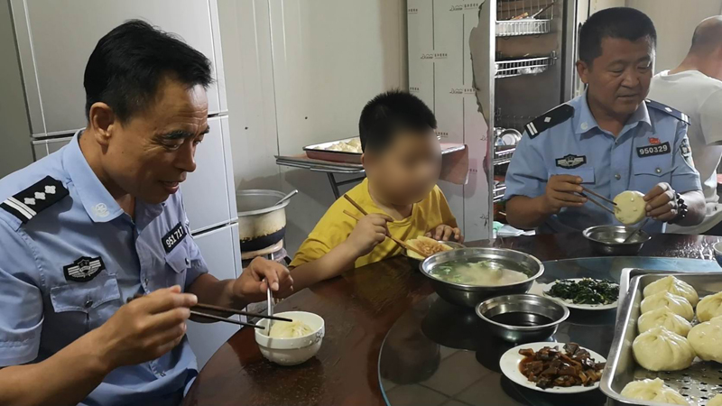 午飯了，男孩不愛吃包子，食堂給專門烙的糖餅，吃的噴香
