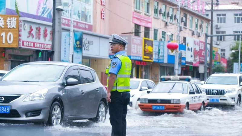 交警變“澆警”為民守平安 (2)