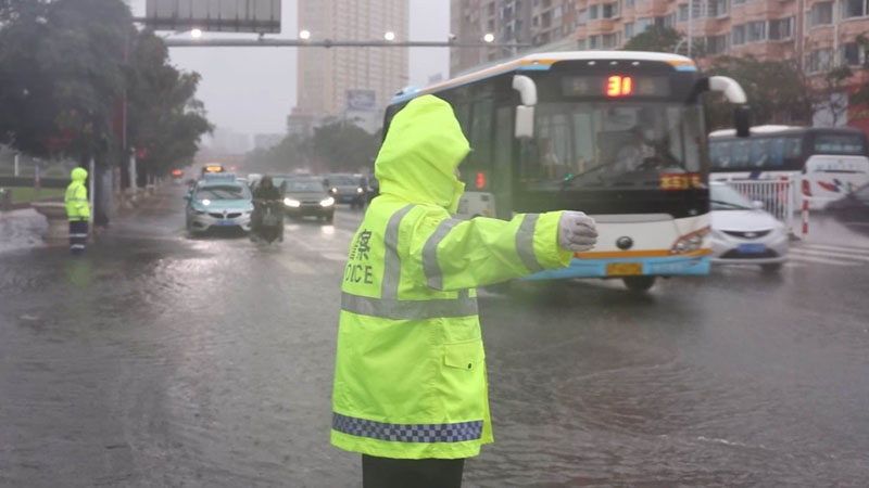 葫蘆島交警冒雨指揮交通