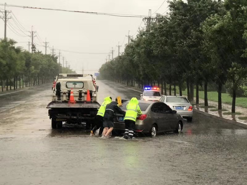 錦州交警與群眾合力推車