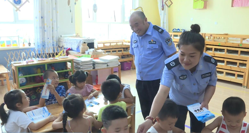兀術(shù)街司法所孫海彬、吳研到調(diào)兵山市育才幼兒園，進(jìn)行法律宣傳