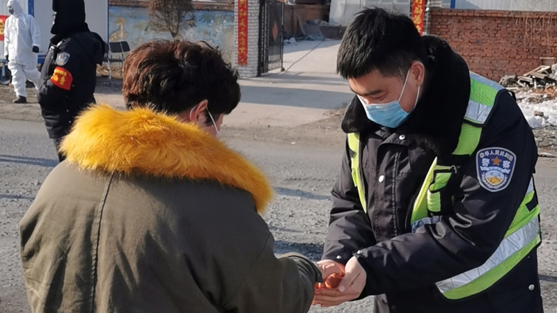 送民警熱乎煮雞蛋