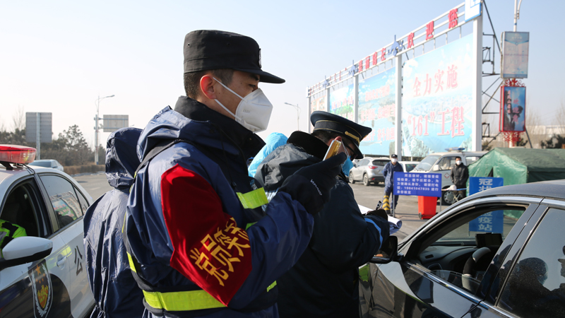 民警排查車輛