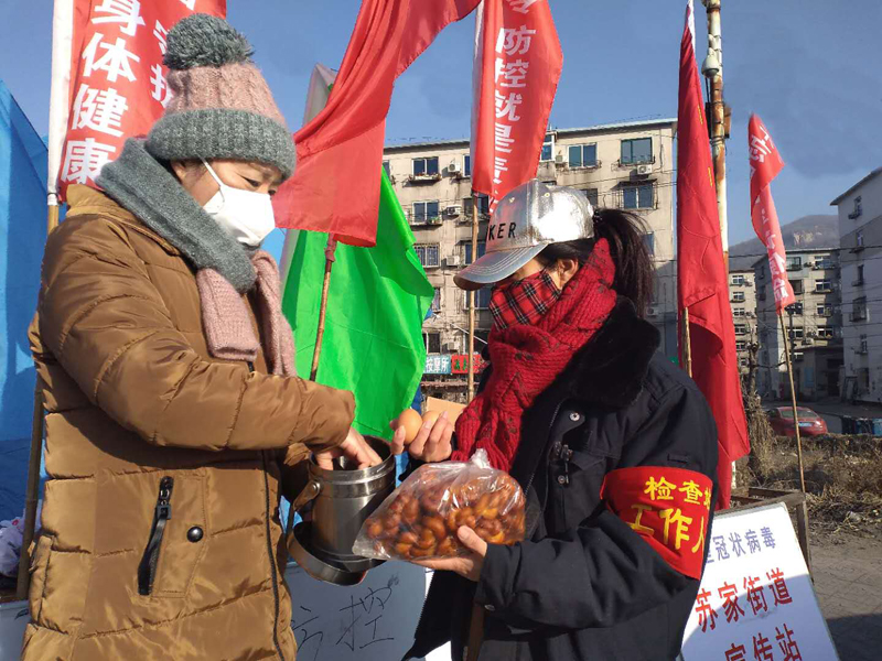 居民給社區(qū)主任高瑞送來了熱乎乎的雞蛋和麻花