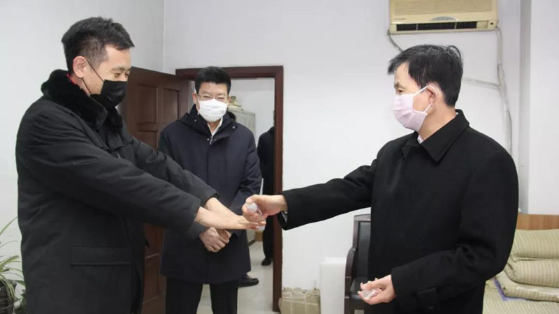 張學群（右一）在大東區(qū)法院干警值班室指導個人防護