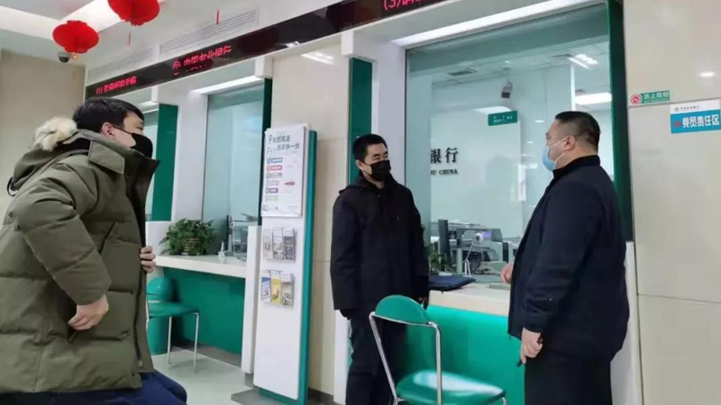 皇姑區(qū)法院執(zhí)行法官到銀行送達解封裁定書