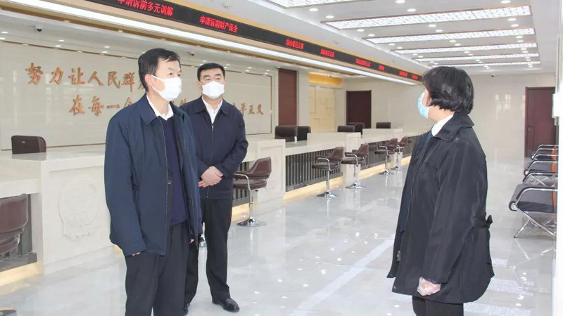 張學(xué)群（左一）在盤錦市雙臺(tái)子區(qū)人民法院訴訟服務(wù)中心新址調(diào)研