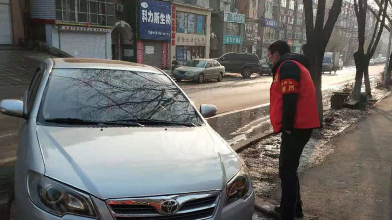 劉守政總是第一個(gè)走向來往車輛進(jìn)行登記信息