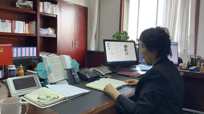 葫蘆島中院黨組書記、院長王淑俐主持“云會議”