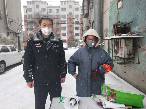 雷鋒派出所民警與社區(qū)工作人員在風(fēng)雪中堅(jiān)守卡點(diǎn)