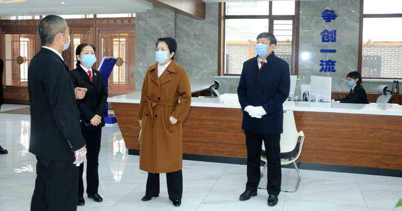 3、孫忠麗（右2）在朝陽市龍城區(qū)人民法院調(diào)研“智慧法院”建設(shè)工作