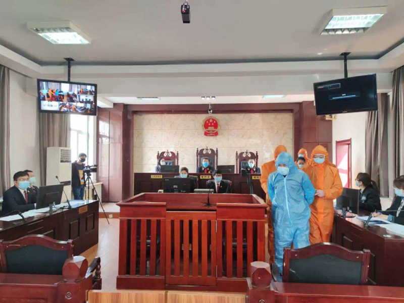 被告人呂某穿防護服受審