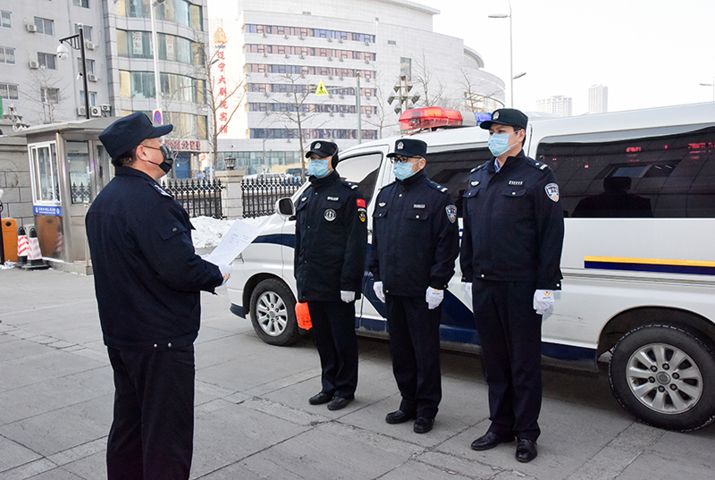 孟凡彪（左）給法警支隊(duì)的干警部署工作