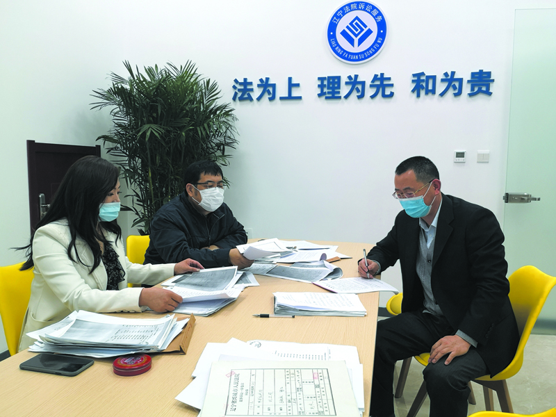 圖1、法官與企業(yè)人員分析案情