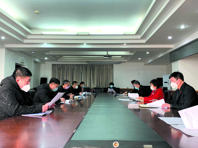 圖2、葫蘆島中院有關(guān)人員討論《意見(jiàn)》